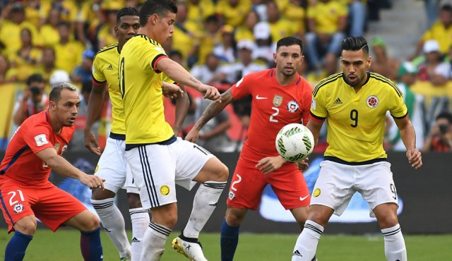 Radamel Falcao y James Rodríguez intentaron cambiar el marcador final pero no lo lograron. AFP