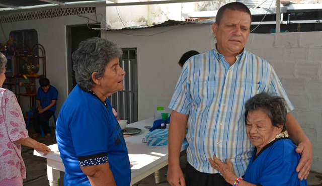 Los esposos Jesús Restrepo y Elioenay Gómez trabajan en la Fundación Mi Fortaleza en el cuidado y la rehabilitación de 50 enfermos mentales. En la foto Restrepo posa junto a dos pacientes. Edinsson Figueroa