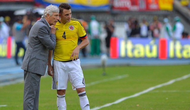 Pékerman habla con Santiago Arias de una nueva estrategia durante el partido con Chile. AFP