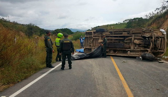 El bus, que salió desde el corregimiento Guamalito de El Carmen, se volcó cuando transitaba cerca a Río de Oro (Cesar). La Opinión