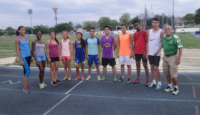 Esta es parte de la delegación de atletismo que estará en la final de los Supérate: de izquerda a derecha: Carolina Altamirano, Ingrid Villamizar, Dayan Ovallos, Sofía Cosme, Laura García, Sneider Melo, Brahyan Castellanos, Brian Uribe, Jhoser Salcedo y Brayan Pinilla. Cortesía