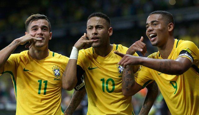Neymar (centro) festeja tras anotar el segundo gol de Brasil junto a Philippe Coutinho (izquierda) y Gabriel Jesús, en el partido contra Argentina por las eliminatorias suramericanas, que ganaron los pentacampeones del mundo 3-0. AFP
