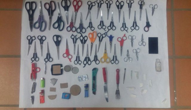 Incautaron 42 tijeras de punta, dos cortaúñas, un bisturí, tres armas cortopunzantes, tres encendedores, cuatro espejos sin marco, un depilador, un frasco con pegante, dos cigarrillos con marihuana y papel para envolverlos. Cortesía