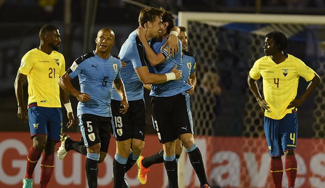 La selección uruguaya de fútbol se impuso 2-1 en un intenso partido sobre Ecuador, y se mantuvo en el segundo lugar de la tabla de las eliminatorias suramericanas para el Mundial de Rusia 2018. AFP