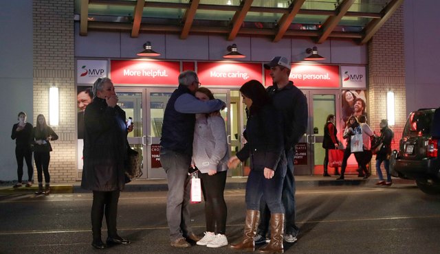 Gente abrazándose tras salir del Crossgates Mall en Guilderland, Nueva York, tras un tiroteo en el interior del centro comercial, este sábado. Más de 100 agente con rifles de asalto se desplegaron en el lugar. AP