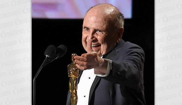 Lynn Stalmaster se mostró emocionado por la premiación. AFP