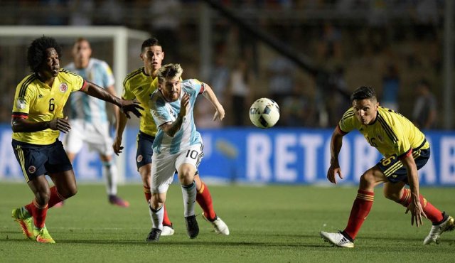 Messi va por el balón junto a los colombianos Carlos Sánchez, James Rodríguez y Daniel Torres. AFP