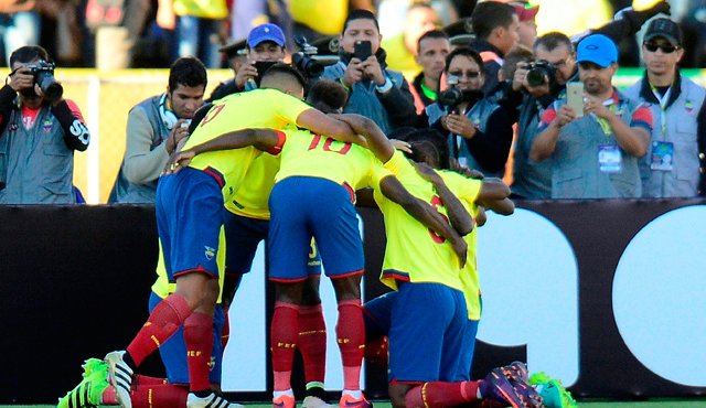 Los ecuatorianos se impusieron con tantos de Arturo Mina, de cabeza a los 51 minutos, Miller Bolaños, a los 82, y Enner Valencia, a los 86. AFP