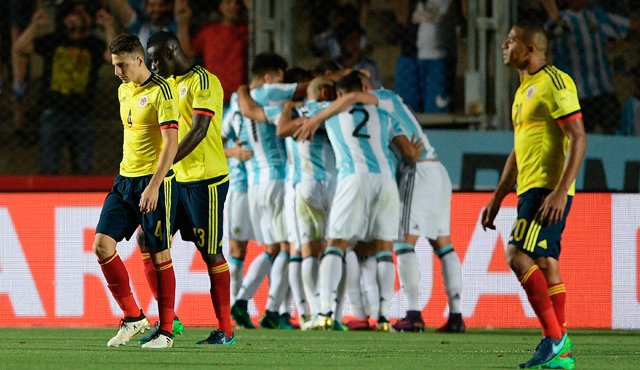 Colombia termina el año igual que en 2015: perdiendo ante Argentina y fuera de la clasificación. AFP