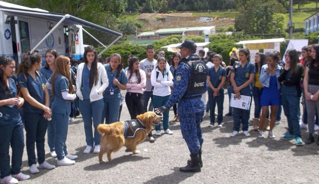 Los universitarios y usuarios del Hospital acudieron a los puestos de atención. Con un canino se explicó como se detecta el porte de drogas. Roberto Ospino