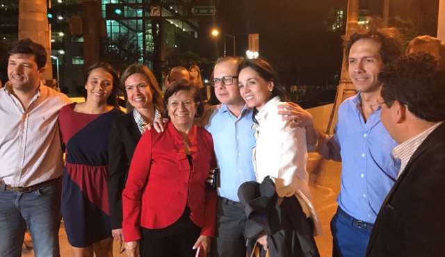 El exministro de Agricultura Andrés Felipe Arias, junto a su esposa, tras recobrar la libertad. Colprensa