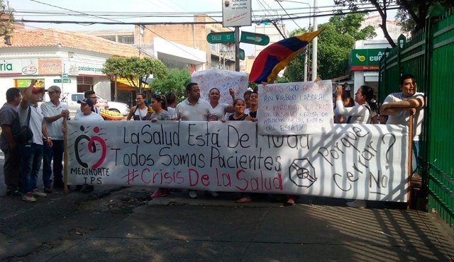 Los trabajadores se plantaron la mañana de este viernes frente a la Gobernación de Norte de Santander. Tomada de Twitter @Esmerojaso