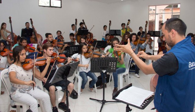 Uno de los grupos más numerosos de la Sinfónica Juvenil Trinacional es el de cuerdas frotadas, conformado por instrumentos como violín, viola, violonchelo y contrabajo. Luis Alfredo Estévez