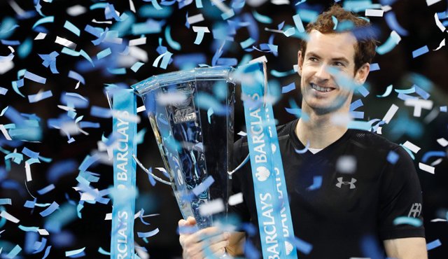 El británico Andy Murray cerró un año de éxitos al consagrarse campeón por primera vez de la Copa Masters de tenis al derrotar al serbio Novak Djokovic en dos sets corridos, por marcadores de 6-3 y 6-4. AFP