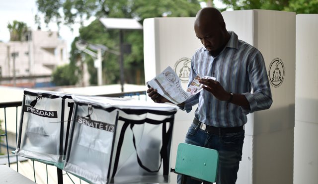 Cansados de la crisis electoral, los haitianos muestran poco entusiasmo para participar en la votación. AFP