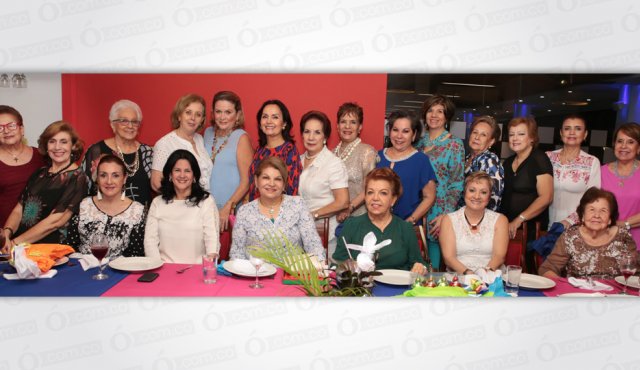 Nelly de Lizarazo, Yolanda de Yáñez, Teresa de Gamboa, Nelly de Rojas, Blanca Victoria de Estrada, Mariana de Sus, Mercedes de Hidalgo, Luz Stella de Carrero, Graciela de Peñaranda (homenajeada), Luz Marina de Faillace, Myriam de Beltrán, Margarita de Yáñez, Mary de Rodríguez y Mary Sepúlveda. Sentadas: Amanda de Ramírez, Nella de Assaf, Gladys de Assaf, Gisela de Banguero, Mariela de Muñoz y Clelia de Ortega. Obando