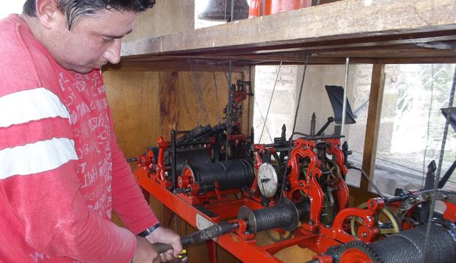 Jorge Triana supervisa que el reloj funcione correctamente. Hay que aplicarle aceites especiales en los sistemas mecánicos. Roberto Ospino