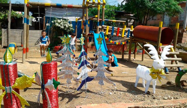 Las piezas navideñas fueron hechas por 300 mujeres que se capacitaron en los CIAF. Cortesía