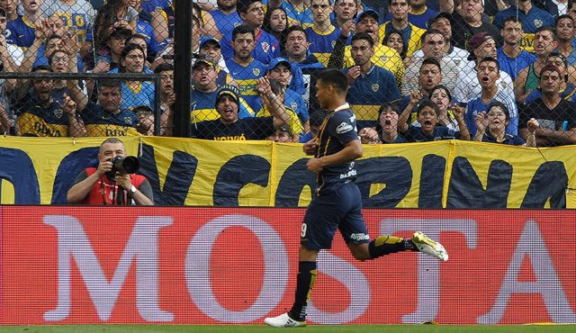 Teófilo Gutiérrez hizo gestos a los hinchas de Boca Juniors al momento de salir de la cancha. AFP