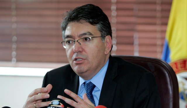 El ministro de Hacienda, Mauricio Cárdenas, advierte que el riesgo de no aprobar esta iniciativa está la reducción de la calificación soberana del país. Colprensa