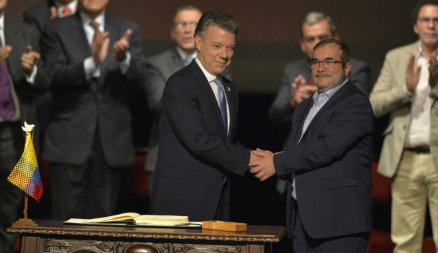 El presidente Juan Manuel Santos y Rodrigo Londoño, Timochenko firman la paz. AFP