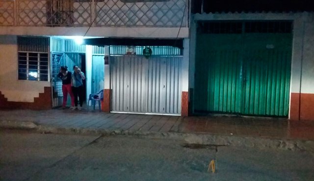 Los ladrones intentaron robarles a las víctimas un celular y una cadena, hiriéndolas a disparos en medio del robo. La Opinión