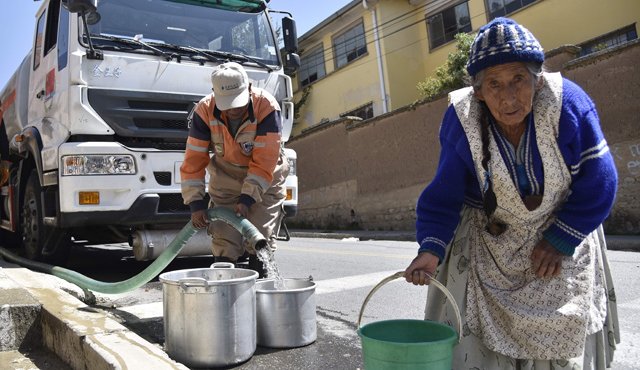 Bolivia mantiene su emergencia ante la falta de agua. AFP