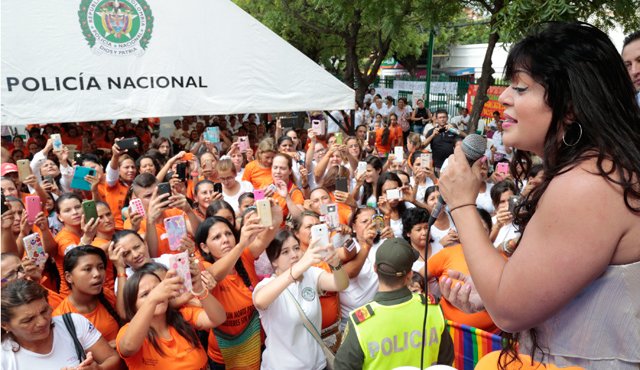 Marbelle también fue la invitada especial en el acto central en Ocaña por esta fecha que se conmemora cada 25 de noviembre. En cada acto deleitó a los presentes con sus populares canciones. Cortesía