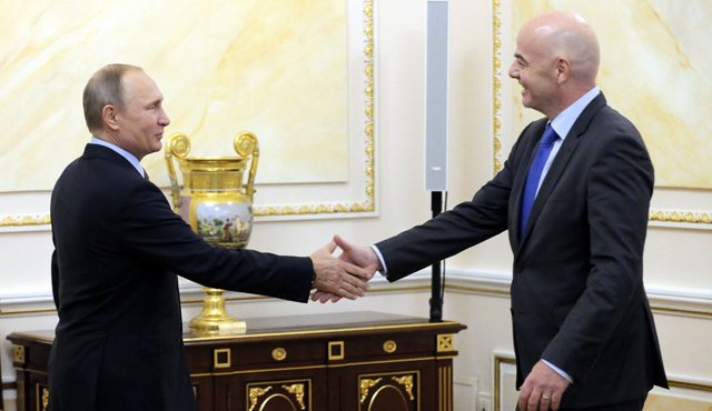 Vladimir Putin durante la reunión con Gianni Infantino, AFP