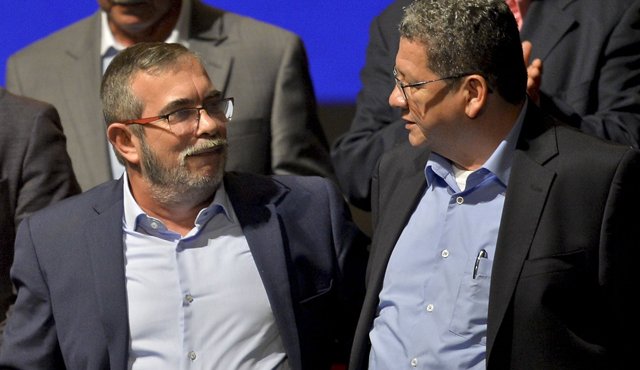 Los delegados de las Farc alias Timochenko y alias Pablo Catatumbo durante la firma del nuevo acuerdo de paz. AFP