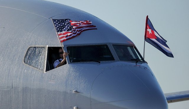 Mientras el vuelo de AA aterrizaba en el aeropuerto internacional de La Habana, cientos de miles de cubanos, quebrados en llanto o en silencio, desfilaban por la Plaza de la Revolución en tributo a Fidel. AFP