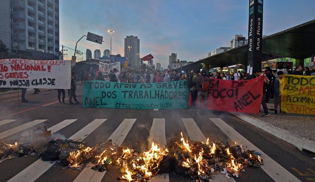 La corrupción y el desempleo son los principales problemas que afrontan las economías de países como Brasil y México. Archivo