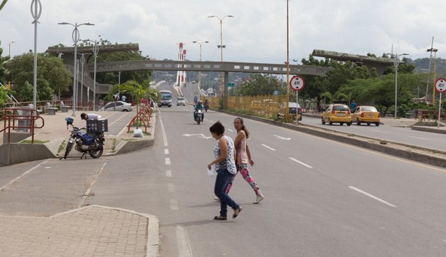 Las personas de los sectores prefieren cruzar por la autopista y no por el puente peatonal. Juan Pablo Cohen