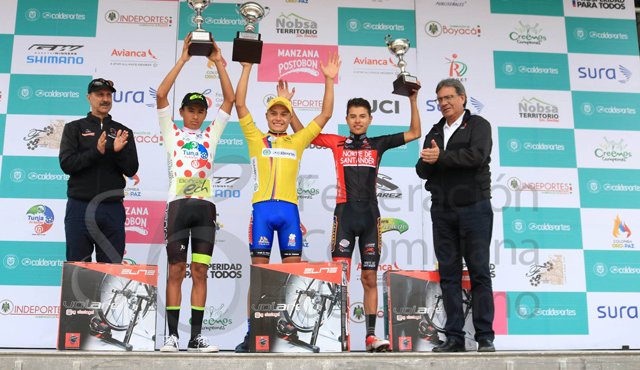 El pamplones Roosbelth Rojas (derecha), festeja el tercer lugar de la Vuelta al Futuro 2016, prueba en la que el campeón fue el boyacense Yeison Casallas y subcampeón, el bogotano Diego A. Méndez. Cortesía