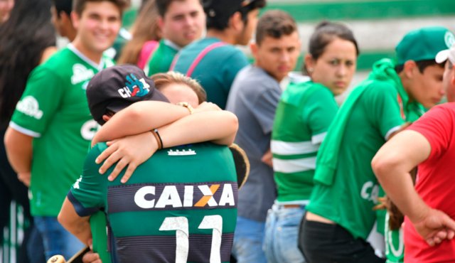 La gente lloró durante un homenaje a los jugadores del equipo brasileño Chapecoense Real que murieron en el accidente de avión en las montañas colombianas. El acto se desarrolló en el estadio Arena Conda del club, en Chapeco. AFP