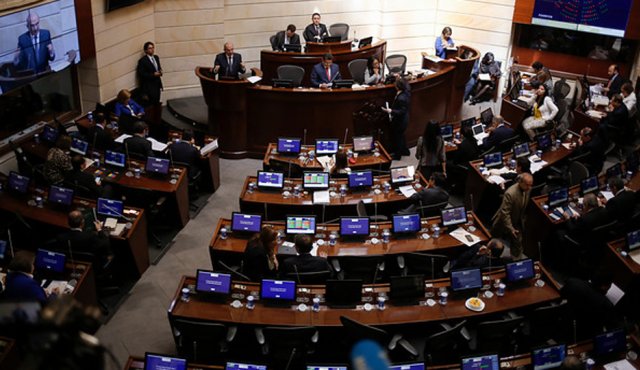 "Con un total de 75 votos por el 'Sí', no hay ningún voto en contra, ha sido aprobada la proposición". Colprensa