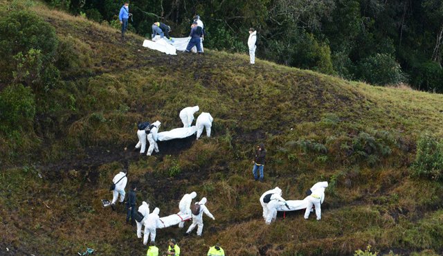 Rescatistas transportan los cuerpos de víctimas del accidente. En el avión viajaban los jugadores del equipo de fútbol brasileño Chapecoense que disputaba la final de la Copa Sudamericana con Atlético Nacional de Medellín. AP