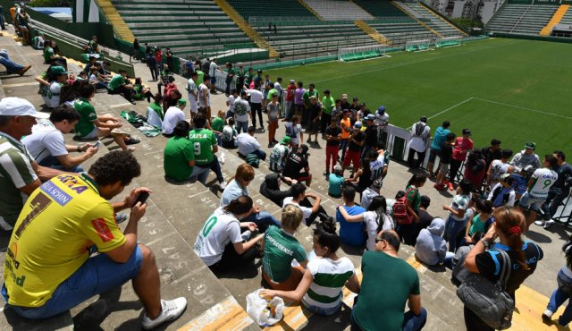 Los seguidores de Chapecoense visitaron ayer el estadio, en un sentido homenaje al equipo. AFP