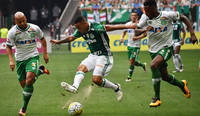 El pasado domingo 27 de noviembre Palmeiras se coronó campeón del torneo brasileño al vencer 1-0 a Chapecoense en un difícil partido. Después de jugar el compromiso, el plantel Chapecoense partió rumbo a Colombia.
AFP