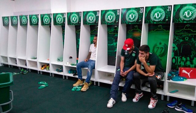Los jugadores que no viajaron con el club dejan ver la desolación en el camerino del Chapecoense. Colprensa-Twitter