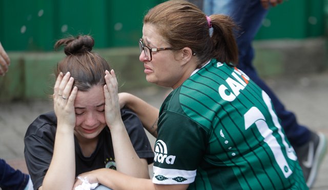 Seguidoras del club brasileño Chapecoense lloran en el exterior del estadio Arena Conda, en Chapecó, por la tragedia. AP