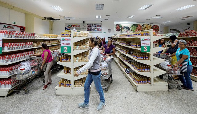 La emisión de bolívares sin control, las bajas posibilidades que tienen los empresarios de acceder a los dólares, la escasez de productos de la canasta básica y la inflación, son los ingredientes de una bomba económica perfecta en Venezuela. Colprensa