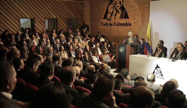 El presidente de Colombia, Juan Manuel Santos Calderón, recibió el máximo reconocimiento de los cafeteros durante la apertura del Congreso Nacional Cafetero, en Bogotá. Fedecafé