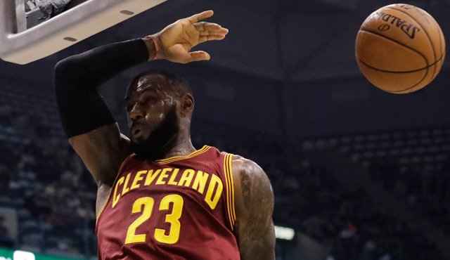 Le Bron James fue nombrado deportista del año por Sport Ilustrated. AP