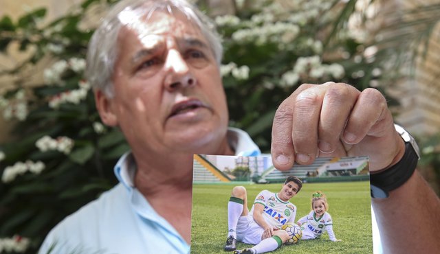 Osmar Machado, padre del jugador del equipo Chapecoense, Filipe Machado, quien murió en el accidente del avión que se estrelló en Colombia, sostiene una fotografía de su hijo y su nieta Antonella. AP