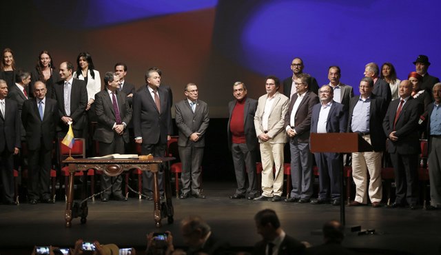 Ocho días después de la firma del acuerdo de paz y tras la refrendación de lo pactado en La Habana, las delegaciones del Gobierno y las Farc anunciaron la puesta en marcha del protocolo que llevará a la guerrilla a deponer sus armas e incorporarse a la vida civil. Colprensa