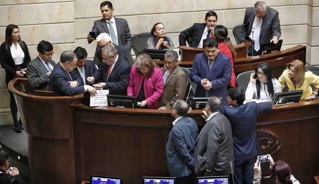 El Congreso de la República comenzará la próxima semana a tramitar las leyes que desarrollarán el acuerdo de paz firmado por el Gobierno y las Farc. Archivo