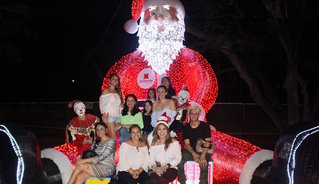 Carmenza Infante, Claudia Uribe Rangel, Carlos Maldonado Acevedo, Manuela Sanjuan, Alejandra Uribe, Andrea Torrado y Lourdes Colmenares, entre otros posan en el Papá Noel gigante.