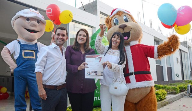 En la foto: El gerente de la constructora Monape, Álvaro Morelli; la gerente del Centro Comercial Unicentro, Carmen Elisa Ortiz y la ganadora Ana del Socorro Ovallos.