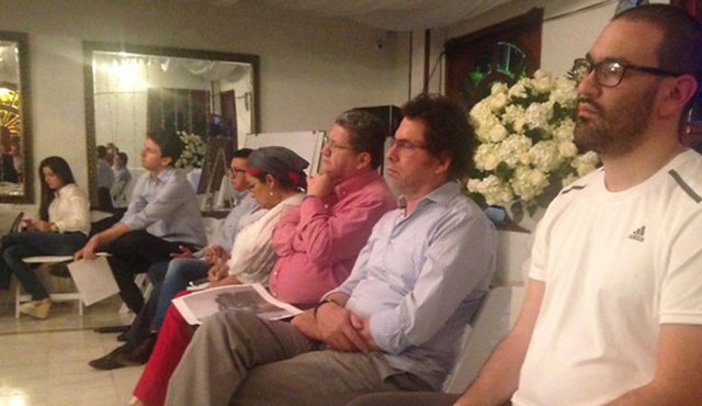 En representación de las Farc estuvieron presentes ‘Pablo Catatumbo’, ‘Pastor Alape’ y ‘Victoria Sanguino’, entre otros, mientras que de parte de los familiares acudieron cerca de cuarenta personas. Colprensa